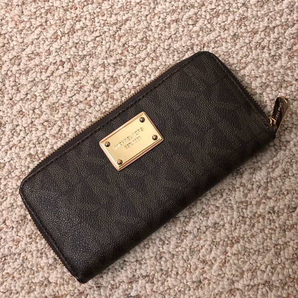 Accessories - Classic Michael Kors wallet